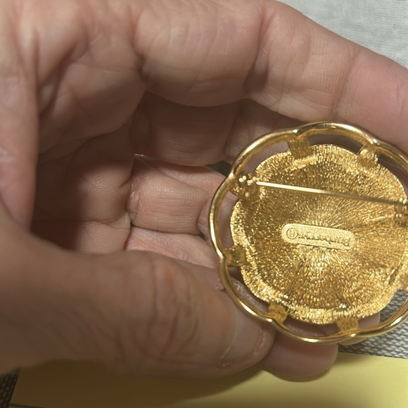 Burberry Rhinestone Pearl Gold tone Pin Brooch - Picture 2 of 4